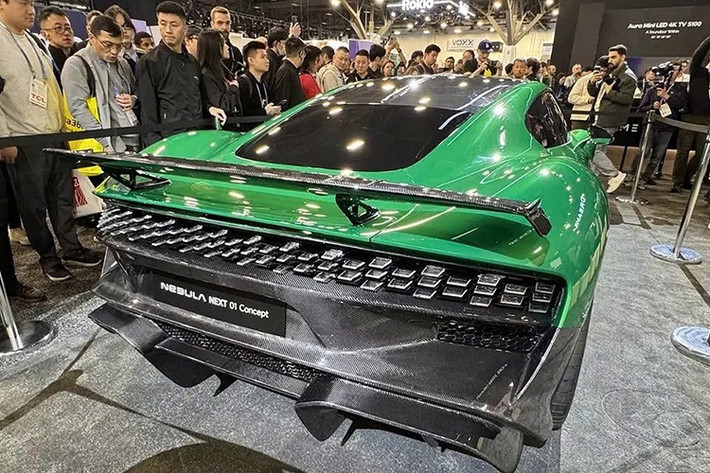 Những điểm nhấn khác của mẫu xe thể thao này bao gồm cụm đèn hậu kéo dài toàn chiều ngang và bộ khuếch tán gió hai tầng. Xe không có tay nắm cửa lộ ra bên ngoài. Chi tiết này không hoàn toàn phù hợp với các quy định mới nhất tại Trung Quốc. Tuy nhiên, Dreame cho biết sẽ xây dựng một nhà máy sản xuất mới tại Berlin, Đức, hợp tác cùng tập đoàn ngân hàng Pháp BNP Paribas. Điều này cho thấy thị trường toàn cầu mới là ưu tiên hàng đầu của hãng.