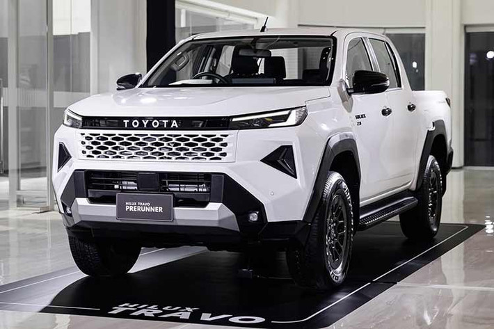 Về an toàn, Toyota đã hào phóng trang bị gói công nghệ Safety Sense tiêu chuẩn trên tất cả các phiên bản. Các tính năng hỗ trợ người lái hàng đầu như cảnh báo điểm mù, camera 360 độ, kiểm soát hành trình thích ứng và hỗ trợ giữ làn đường sẽ biến Hilux trở thành một trong những mẫu xe an toàn nhất phân khúc.