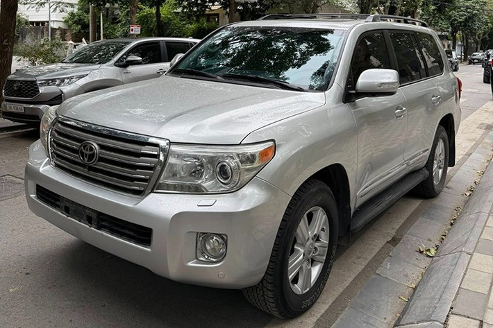 Chiếc Toyota Land Cruiser sản xuất năm 2014 hiện đang được chào bán trên sàn xe cũ Hà Nội với mức giá 2,5 tỷ đồng. Theo thông tin từ người rao bán, xe đã lăn bánh khoảng 150.000 km sau hơn 10 năm sử dụng. Đáng chú ý, giá này gần tương đương với Mercedes-Benz E200 2025 bản tiêu chuẩn, hiện niêm yết ở mức 2,449 tỷ đồng.