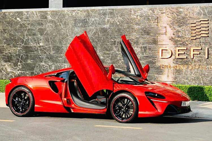 Theo hãng siêu xe McLaren, việc sử dụng động cơ và khung gầm mới này giúp cho Artura giữ vai trò khác biệt trong phân khúc, khi không chỉ tập trung vào thông số hiệu năng mà còn chú trọng đến trải nghiệm tổng thể.