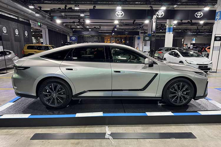 Thông tin ban đầu cho biết mẫu xe sedan hạng sang Lexus ES 2026 sẽ có 3 phiên bản, bao gồm 350h Premium Hybrid, 350h Luxury Hybrid và 500e. Trong đó, 2 phiên bản 350h đều là xe hybrid. Riêng bản 500e sẽ chạy hoàn toàn bằng điện và lần đầu tiên có mặt tại Việt Nam.