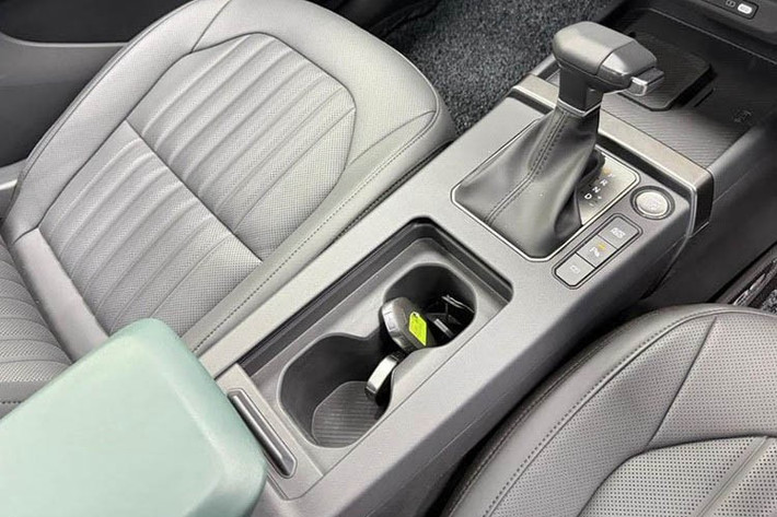 Seltos thế hệ mới được phát triển trên nền tảng K3 toàn cầu, lần đầu tiên Kia triển khai tại Ấn Độ. Nền tảng này mang lại độ cứng kết cấu cao hơn, cải thiện khả năng bảo vệ khi va chạm và giảm ồn – rung – xóc (NVH). Đồng thời, hệ thống treo được tinh chỉnh tối ưu giúp xe vận hành êm ái hơn nhưng vẫn đảm bảo khả năng kiểm soát và độ chính xác khi lái.