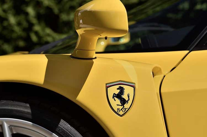 Bao gồm trong giá bán của chiếc xe này là ghế ngồi nguyên bản bọc da Nero (đen) với chữ ký Enzo Ferrari được thêu, bộ hành lý Schedoni tùy chọn và giấy chứng nhận Ferrari Classiche kèm Sổ đỏ.