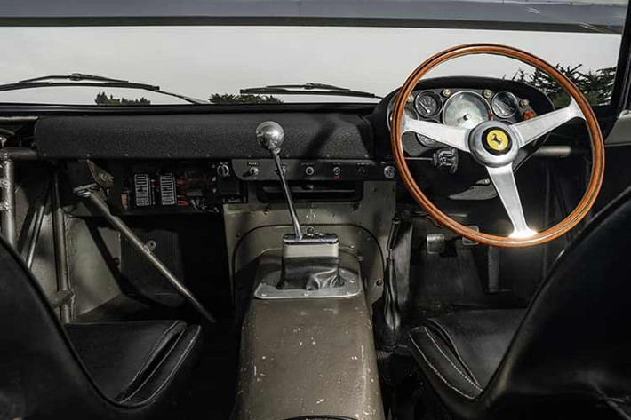 Những chiếc xe này mang màu sắc quốc kỳ của quốc gia xuất xứ của chủ sở hữu, nhưng chiếc màu Bianco Speciale lại khác biệt so với bất kỳ chiếc nào từng được sản xuất tại Maranello, miền bắc nước Ý. Được sơn màu trắng, nội thất xe bọc da màu đen, một lựa chọn mà không nhiều chủ sở hữu đặt hàng vào thời điểm đó.