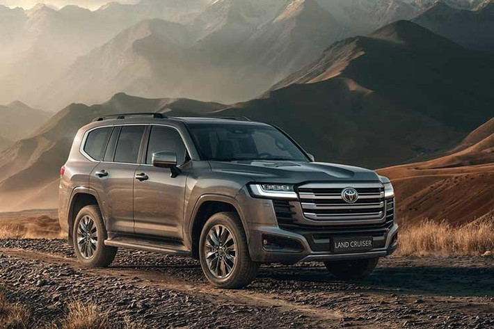 Động thái ra mắt Toyota Land Cruiser 300 Hybrid 2026 đánh dấu bước đột phá của hãng xe Nhật Bản trong việc điện hóa các dòng SUV cỡ lớn, đồng thời đưa phiên bản Land Cruiser mạnh mẽ nhất từng được sản xuất tiếp cận thêm nhiều thị trường ngoài Trung Đông - nơi mẫu xe ra mắt lần đầu vào năm ngoái.