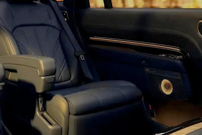 Trong khi đó, mặt táp-lô đi kèm màn hình cảm ứng trung tâm cỡ lớn, đặt nổi và đi kèm hàng nút bấm vật lý bên dưới. Khu vực giữa hai ghế trước có hai khay sạc không dây, cần số pha lê và nhiều chi tiết ốp gỗ. Cần số chính được đặt phía sau vô-lăng hình chữ D trong khi các nút điều chỉnh ghế được tích hợp trên tapi cửa. Xe sử dụng nút bấm thay cho tay nắm cửa truyền thống.