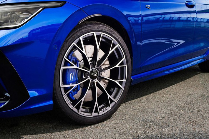 Tại Mỹ, giá của Volkswagen Golf tiêu chuẩn từ 48.325 USD quy đổi 1,26 tỷ đồng. RS3 tại Mỹ chỉ có phiên bản sedan và khách hàng mong muốn có biến thể hatchback. Việc Golf mang linh hồn của RS3 sẽ là lợi thế cho mẫu xe này.