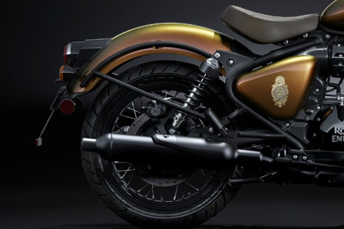 Hiệu ứng màu sắc chuyển động này mang đến cho mẫu xe môtô Royal Enfield Classic 650 bản đặc biệt kỷ niệm 125 năm diện mạo sống động, đầy cuốn hút.