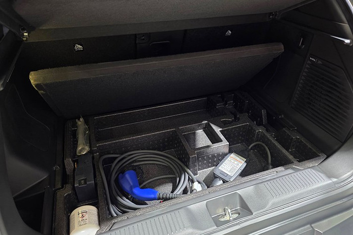 Hệ thống âm thanh cao cấp đến từ thương hiệu Infinity by Harman, cùng với sạc điện thoại không dây, hệ thống đèn viền nội thất đổi màu và loạt tiện nghi như ghế lái chỉnh điện 10 hướng, ghế trước có thông gió, hàng ghế sau gập 40:20:40, có thể ngả lưng và trượt linh hoạt, tạo nên một không gian tiện nghi, thoải mái cho mọi hành trình.