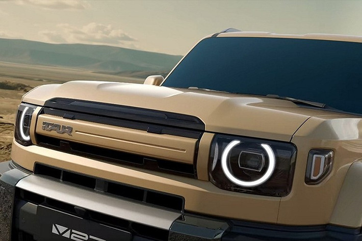 Hai kiểu thiết kế đuôi xe sẽ được cung cấp: một phiên bản với lốp dự phòng truyền thống và một phiên bản có thùng chứa dạng hộp phía sau. Ngoài ra, khách hàng có thể tùy chọn mui phân đoạn, giá nóc, kính tối màu và mâm lên tới 21 inch.