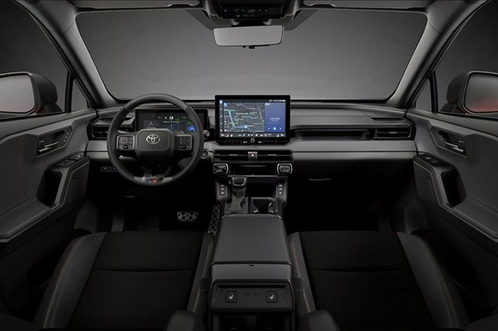 Hiện tại, RAV4 bản tiêu chuẩn LE 2025 tại Mỹ có giá từ 29.800 USD, trong khi bản Hybrid khởi điểm từ 32.850 USD. Nếu áp dụng mức tăng tương tự Úc, giá khởi điểm của RAV4 Hybrid 2026 có thể tiến sát mốc 35.000 USD.