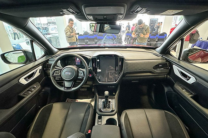 Không gian cabin mang phong cách hiện đại tương tự Crosstrek và WRX mới, với màn hình cảm ứng trung tâm đặt dọc 11.6 inch kết nối Android Auto/Apple CarPlay không dây, các phím chỉnh nhiệt độ được đặt ngay cạnh màn hình trung tâm rất dễ để thao tác đồng thời giảm số lượng nút bấm vật lý.