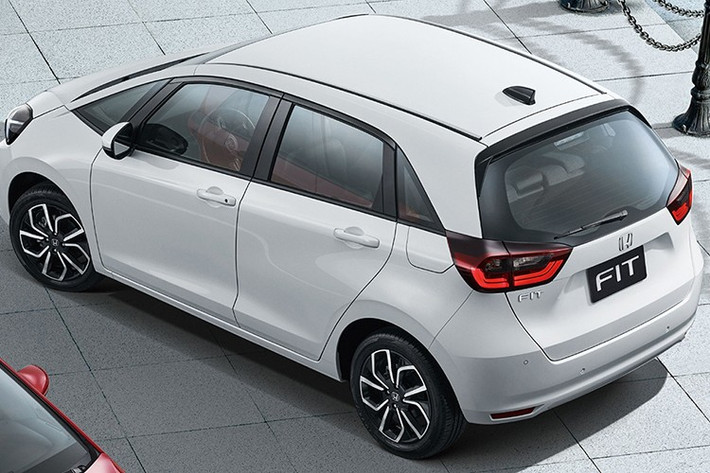 Cung cấp sức mạnh cho Honda Fit 2026 vẫn là khối động cơ xăng 1.5L, cho công suất tối đa 124 mã lực, đi kèm hộp số tự động vô cấp CVT. Cấu hình động cơ này phù hợp với nhu cầu di chuyển trong đô thị, tối ưu mức tiêu thụ nhiên liệu và vận hành êm ái.