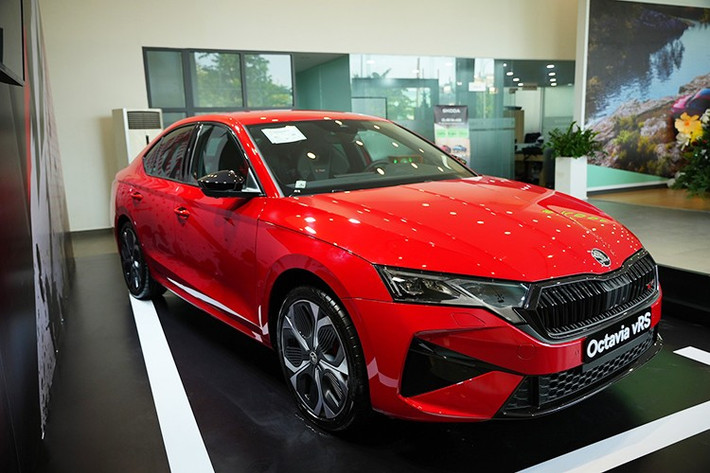 Vào hồi tháng 11/2025, các đại lý Skoda đã bắt đầu nhận cọc cho mẫu xe Octavia RS ở Việt Nam. Đến nay, hãng xe đến từ Cộng hòa Séc đã công bố giá bán chính thức cho Skoda Octavia RS ở Việt Nam. Theo đó, xe sở hữu giá bán lên đến 1,608 tỷ đồng, cao hơn mức dự kiến 1,5 tỷ đồng ban đầu.