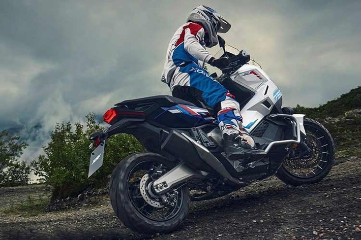 Khung thép ống dạng kim cương của X-ADV vừa nhẹ vừa cứng, đồng thời tạo khoảng trống rộng rãi cho cốp chứa đồ dưới yên. Góc lái 39° giúp X-ADV xoay trở linh hoạt ngay cả trong điều kiện giao thông đông đúc. Phuộc hành trình dài với 153,5 mm ở trước và 150 mm ở sau, cùng với khoảng sáng gầm 165 mm, cho phép X-ADV tự tin vượt qua nhiều loại địa hình. Trọng lượng full xăng nhớt là 237 kg.