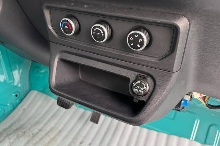 Cụm màn hình nhỏ hiển thị những thông tin cơ bản như dung lượng pin, tốc độ, mức điện tiêu thụ và quãng đường. Xe sở hữu điều hòa chỉnh cơ dạng núm xoay và có thêm hộc để đồ cùng cổng điện tẩu 12–24V phía dưới.