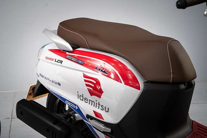 Điểm nhấn đặc biệt nhất trên chiếc Honda Giorno+ Moto2 ThaiGP chính là lớp ngoại thất đen nhám cùng bộ tem độc quyền lấy cảm hứng từ chiếc xe đua "Roaring Tiger" của tay đua nổi tiếng Somkiat Chantra người Thái Lan.