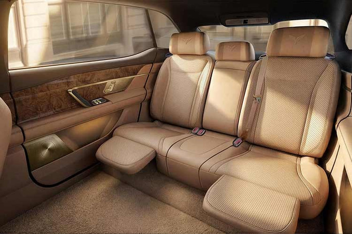 Lạc Hồng 900S ngoài vách kính ngăn riêng tư giữa khoang lái và khoang hành khách còn có trần sao, máy chiếu cỡ lớn để giải trí và bàn làm việc gấp gọn cho người ngồi hàng ghế hai.