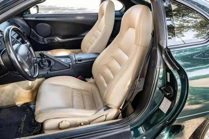 Vè chắn bùn bên phía hành khách dường như đã được sơn lại. Có nhiều vết sứt và trầy xước rải rác, kính chắn gió bị rỗ, và có dấu hiệu hao mòn trên ghế trước và các điểm tiếp xúc bên trong. Theo thông tin rao bán, xe cũng cần thay thế giảm xóc sau.