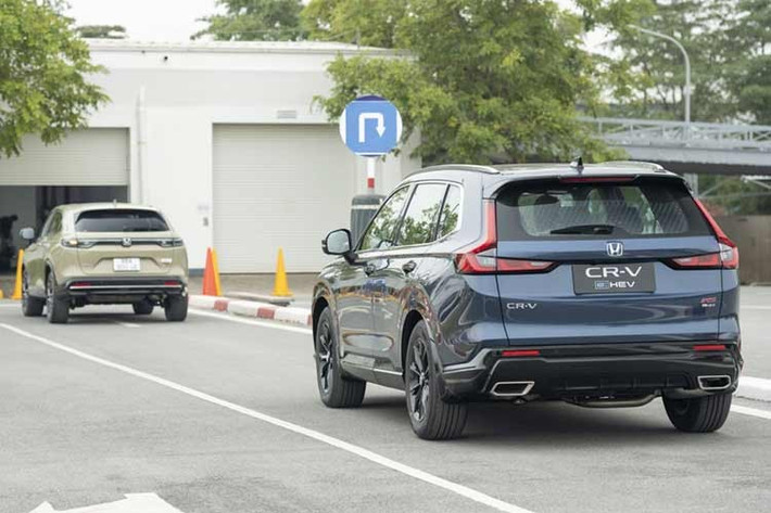 Trong đó Honda CR-V e:HEV 2026 lắp ráp Việt Nam bản L có giá hấp dẫn hơn và bản RS rẻ hơn 10 triệu đồng so với xe nhập khẩu Thái Lan. CR-V e:HEV được áp dụng chế độ bảo hành tiêu chuẩn 3 năm hoặc 100.000 km, đồng thời gia hạn thêm 2 năm hoặc 50.000 km cho các bộ phận cốt lõi như động cơ, hộp số và pin hybrid.