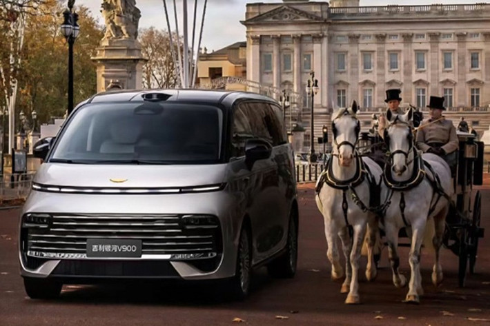 Về hỗ trợ lái, Geely Galaxy V900 được trang bị hệ thống G-Pilot H5, sử dụng chip Nvidia Orin, kết hợp 1 cảm biến lidar, 3 radar sóng milimét, 12 radar siêu âm và 11 camera. Hệ thống này hỗ trợ các tính năng NOA (định vị tự lái) trên cao tốc, NOA trong đô thị và hỗ trợ đỗ xe tự động.