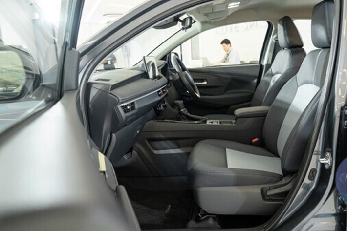 Dưới nắp capo là khối động cơ xăng 1.2L, 4 xi-lanh, sản sinh công suất 94 mã lực và mô-men xoắn 110 Nm. Đi kèm hộp số tự động vô cấp Super CVT-i, xe không chỉ vận hành mượt mà trong đô thị mà còn đặc biệt tiết kiệm nhiên liệu.