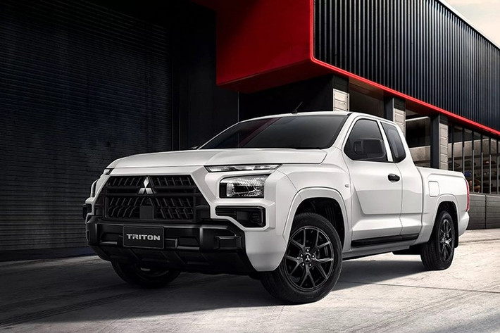 Mitsubishi vừa giới thiệu phiên bản đặc biệt Triton Street tại thị trường Thái Lan, sở hữu thiết kế đầu xe hoàn toàn mới – khác biệt hoàn toàn với ngôn ngữ “Dynamic Shield” quen thuộc trên các biến thể khác của Triton. Đây được xem như một bản nâng cấp sớm về thiết kế, nhưng hiện tại chỉ áp dụng duy nhất cho phiên bản Street.