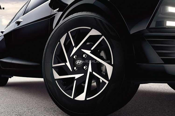 Hyundai cho biết Accent vẫn là mẫu sedan rộng nhất phân khúc nhờ chiều dài cơ sở lớn nhất, ở mức 2.670 mm. Những kích thước còn lại của xe cũng không thay đổi với chiều dài x rộng lần lượt 4.565 x 1.765 mm.