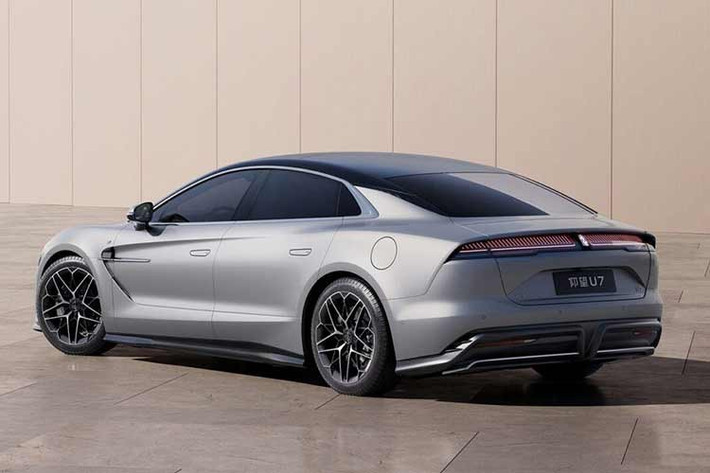 Là một mẫu sedan cỡ lớn, Yangwang U7 2026 thế hệ mới vẫn giữ nguyên thiết kế đầu xe của phiên bản cũ. Xe được tích hợp cánh gió đuôi chủ động có thể điều chỉnh, tự động thích ứng với các điều kiện vận hành khác nhau.