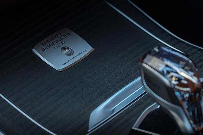 Ở phía đối diện, thảm cốp xe có dòng chữ Manufaktur. Phiên bản BMW Alpina XB7 cuối cùng đã sẵn sàng cạnh tranh với Mercedes-Maybach GLS. Xe được trang bị động cơ V8 tăng áp kép 4.4 lít, phát triển từ động cơ S68 của BMW, sản sinh công suất 631 mã lực và mô-men xoắn 590 pound-feet.