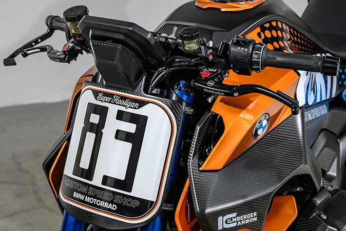 Mẫu xe này cũng được phát triển với mục đích tham gia giải đua Mission Foods Super Hooligan trong khuôn khổ MotoAmerica Daytona 200, cho thấy BMW không chỉ muốn tạo ra một bản concept trưng bày mà còn hướng tới khả năng vận hành thực tế trên đường đua.