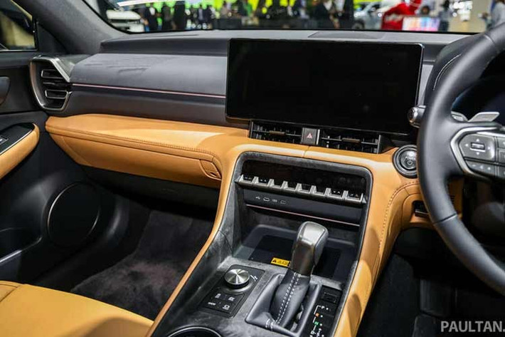 Thay đổi tiếp theo của xe nằm ở hệ thống an toàn chủ động Lexus Safety System +3.0 (LSS+3.0). Hệ thống này gồm có tính năng ga tự động thích ứng đến khi dừng hẳn, phòng ngừa va chạm sớm và hỗ trợ bám làn đường. Camera toàn cảnh 360 độ cũng được trang bị thêm cho xe.