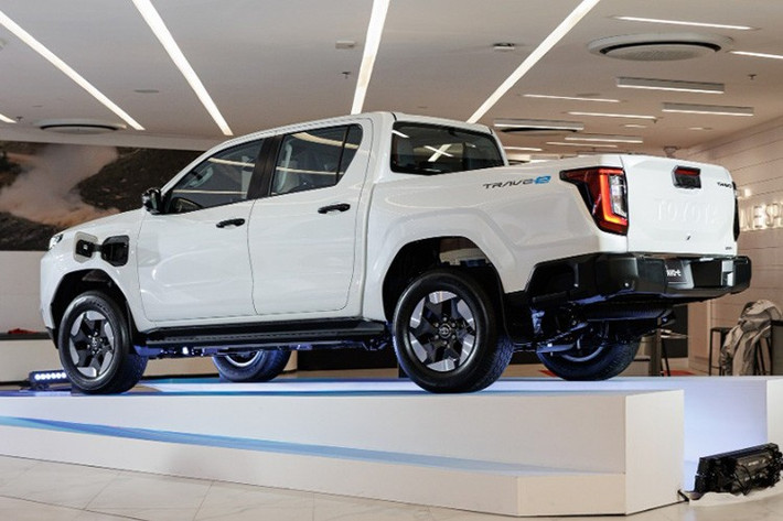 Trong khi đó, phiên bản Travo-e đánh dấu bước tiến mới khi sử dụng hệ dẫn động điện hai mô-tơ, cho tổng công suất 196 mã lực. Xe được trang bị pin dung lượng 59,2 kWh, cho phạm vi hoạt động khoảng 240 km theo tiêu chuẩn WLTP. Hệ thống sạc hỗ trợ công suất tối đa 125 kW đối với sạc nhanh DC và 11 kW đối với sạc AC.