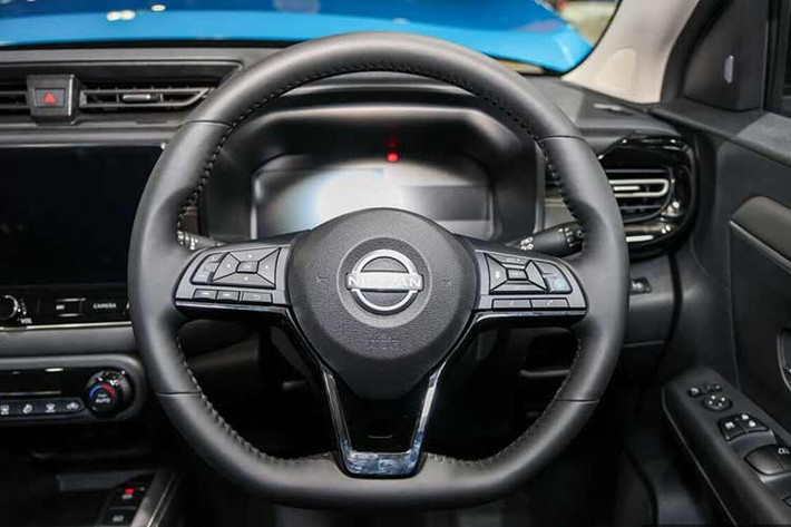 Điểm nhấn trong khu vực này là màn hình cảm ứng trung tâm Audio Display 12,3 inch với độ phân giải cao, kết hợp cùng bảng đồng hồ kỹ thuật số đa sắc TFT 7 inch, giúp hiển thị thông tin rõ ràng và nhanh chóng.