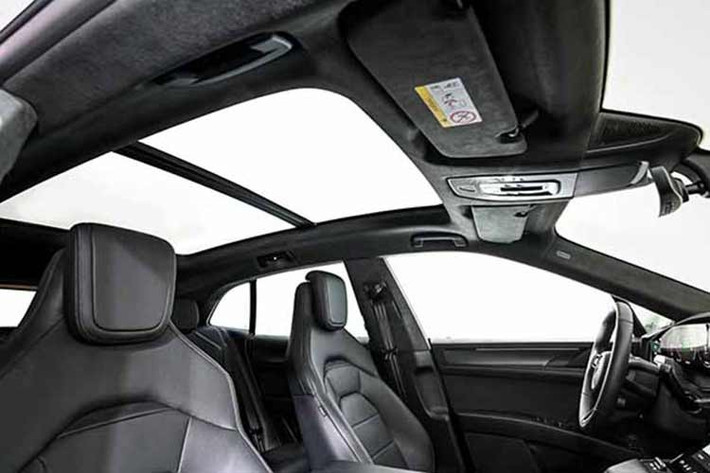 Một chi tiết đáng chú ý là phần đệm tay bọc da đặt trước màn hình, giúp thao tác cảm ứng chính xác hơn khi xe đang di chuyển. Bên dưới là khoang chứa đồ sâu, nối liền với bệ trung tâm có thể chứa chai lớn hoặc vật dụng cỡ lớn. Hành khách phía trước có màn hình riêng, hỗ trợ nhiều tính năng tương tự màn hình trung tâm nhưng tối ưu cho việc xem video, không gây xao nhãng người lái.