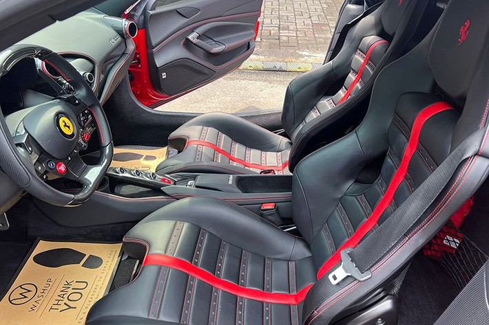 Siêu xe Ferrari F8 Tributo được xem là mẫu xe tiền nhiệm của Ferrari 488 GTB nhưng "ngựa chồm" này vẫn được trang bị khối động cơ V8, dung tích 3.9 lít, tăng áp kép quen thuộc. "Trái tim" này trên siêu xe Ferrari F8 Tributo sẽ sản sinh công suất tối đa 710 mã lực tại vòng tua máy 8.000 vòng/phút và mô-men xoắn cực đại 770 Nm tại tua máy 3.250 vòng/phút.