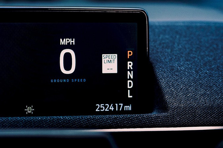 Để duy trì tuổi thọ pin tối ưu, Blenkle áp dụng một số nguyên tắc đơn giản nhưng hiệu quả. Hầu hết thời gian, anh sạc xe qua đêm tại nhà để tận dụng giá điện thấp, chỉ sử dụng sạc nhanh công cộng khi phải chạy những chặng dài bất thường.