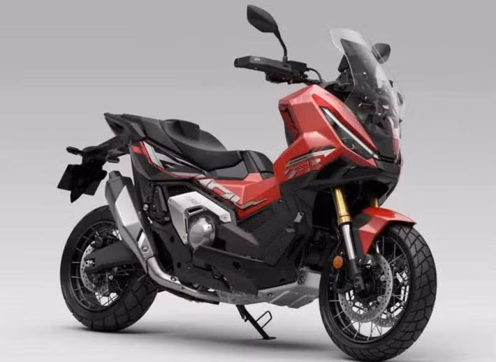 Honda X-ADV 750 2027 được xem là bản cập nhật màu sắc mới, và bổ sung phiên bản Special Edition, ngoài ra các trang bị khác trên xe vẫn được giữ nguyên như phiên bản đang được bán ra trên thị trường. Xe sở hữu cụm đèn pha LED đôi thiết kế mới kết hợp dải đèn định vị DRL tích hợp xi-nhan, mang đến diện mạo hiện đại và sắc sảo hơn.