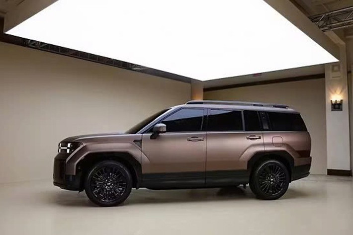 SantaFe Hybrid 2025 mang phong cách thiết kế ngoại thất boxy khối hộp đậm chất SUV cổ điển, với cụm đèn chiếu sáng và nắp capo đẩy lên cao, tạo nên tổng thể khoẻ khoắn và thể thao. Santa Fe thế hệ hoàn toàn mới cũng trở nên cứng cáp, góc cạnh hơn nhờ phần vòm bánh xe lồi ra, vuông vức.