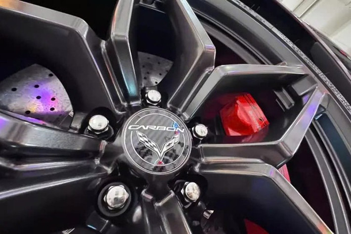 Xe cũng được trang bị bộ vành ZR1 19” và 21” sơn phủ Satin Graphite, đi kèm lốp Michelin Pilot Sport Cup 2 kích thước 285/30 trước và 335/25 sau. Bộ kẹp phanh Brembo màu đỏ cũng là một điểm nhấn tinh tế.