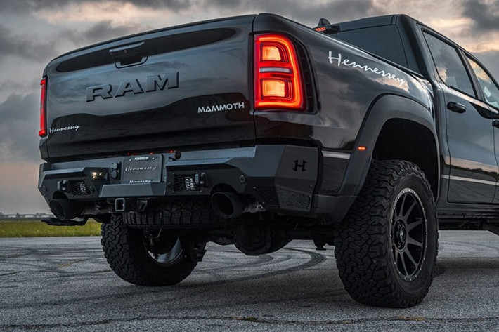 Hennessey Mammoth 700 RAM RHO được phát triển từ nền tảng của Ram 1500 RHO với động cơ 6 xy-lanh dung tích 3.0 lít tăng áp kép, vốn có công suất 540 mã lực và mô-men xoắn 706 Nm trong cấu hình “công suất cao”.
