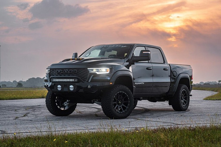Hãng độ xe Mỹ - Hennessey nổi tiếng với những cỗ máy cơ bắp điên rồ, không lạ gì khi trình diễn kỹ năng lên các mẫu xe bán tải. Và mới đây nhất là mẫu siêu bán tải siêu bán tải Ram 1500 RHO độ Hennessey công suất tới 700 mã lực.