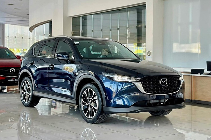 5. Mazda CX-5: 1.311 xe Đã có 1.311 xe Mazda CX-5 đến tay người dùng tại Việt Nam trong tháng vừa qua, tăng 286 xe so với tháng trước đó. Thiết kế thời trang, hiện đại, màu sắc bắt mắt cùng mức giá cạnh tranh bậc nhất phân khúc giúp Mazda CX-5 trở thành mẫu crossover 5 chỗ máy xăng hút khách nhất thị trường.