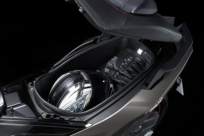 Cốp dưới yên rộng vừa một mũ fullface + một mũ 3/4. Dung tích bình xăng 14,5 lít cùng chiều cao yên 785 mm cũng khá phù hợp với đa số người dùng châu Á.