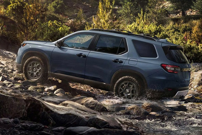 Trong đó, bản Touring được trang bị thêm camera 360 độ, vật liệu nội thất cao cấp, cách âm cửa tốt hơn và mâm hợp kim 20 inch màu xám Shark Gray đi kèm ốc đen. Phiên bản TrailSport hướng đến khả năng off-road với ghế sau có sưởi và tùy chọn nội thất da nâu kết hợp chỉ khâu màu cam nổi bật.