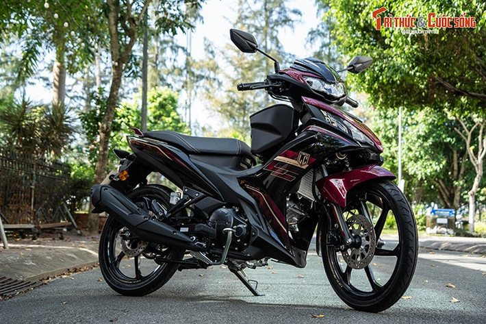 Do được nhập khẩu tư nhân, giá bán của mẫu xe Yamaha 135LC Fi 2025 mới này được cho là không thể thấp hơn mức 100 triệu đồng. Tại Việt Nam, các mẫu underbone thể thao hiện có Yamaha Exciter 155 chính hãng giá từ 44,8 triệu đồng và Honda Winner R chính hãng giá từ 46,16 triệu đồng.