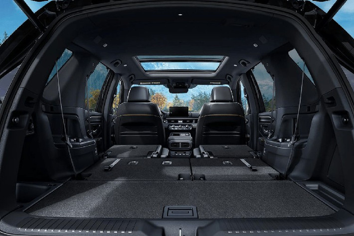 Mỗi phiên bản của Honda Pilot 2026 đều mang phong cách riêng, từ thiết kế đến trang bị. Hai bản Sport và EX-L có lưới tản nhiệt mới màu đen bóng, trong đó EX-L được bổ sung thêm ốp bậc cửa màu bạc. Các phiên bản cao hơn như Touring, Elite và Black Edition đều sử dụng lưới tản nhiệt đen bóng toàn phần.