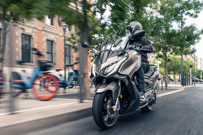 Mức giá bán Kymco AK550 2026 đã giảm 10.000 ringgit (khoảng 64 triệu đồng) so với phiên bản nhập khẩu được bán tại thị trường Đông Nam Á này từ năm 2024. Nhờ mức giá hợp lý, chắc chắn, xe sẽ tạo ra sức cạnh tranh tốt so với các đối thủ cùng phân khúc.