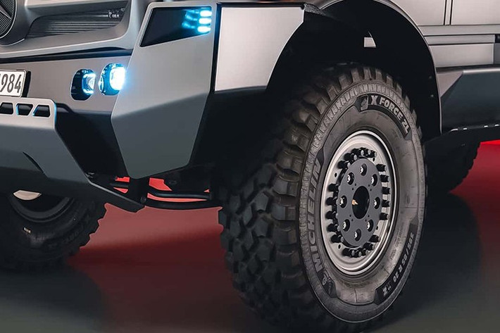 Động cơ 4 xi-lanh tiêu chuẩn được thay thế bằng động cơ 6 xi-lanh Mercedes-Benz OM 936 công suất 220 kW khoảng 300 mã lực. Sự thay đổi này mang lại hiệu suất cao hơn, điều chỉnh hộp số tối ưu và sự thoải mái khi lái xe.