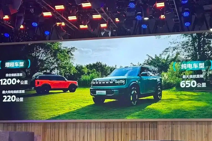 Sự thay đổi về kết cấu khung gầm không chỉ ảnh hưởng đến khả năng vận hành mà còn phản ánh định hướng khách hàng khác. Theo đó, Ford Bronco Basecamp nhắm tới những người thích vẻ ngoài hầm hố nhưng vẫn có trải nghiệm lái xe thoải mái hàng ngày. Vì vậy, Bronco Basecamp giống một SUV cỡ lớn mang phong cách dã ngoại hơn là đối thủ trực tiếp của các mẫu xe 4x4 truyền thống.